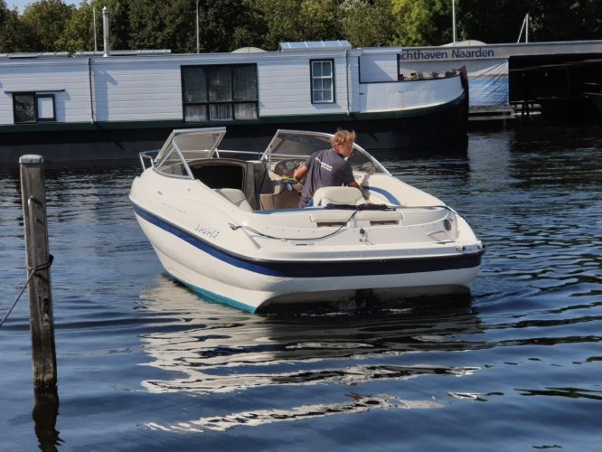 Bayliner 212 Capri Cuddy